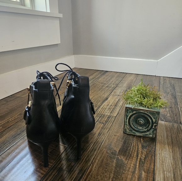 Michael Kors Elegant Black Leather Heeled Boots With Gold Accents. - Picture 4 of 11